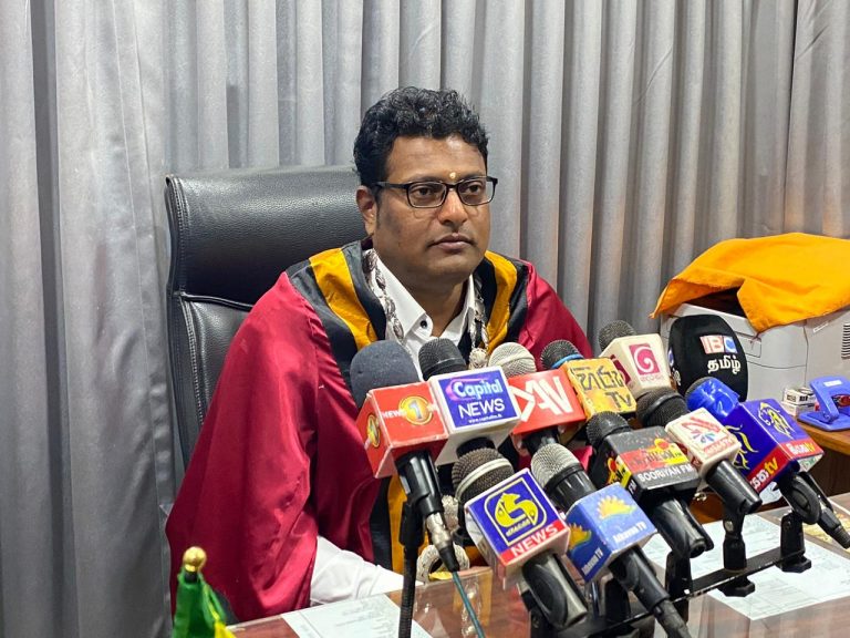 மருத்துவக் கழிவை தீயிட்ட தனியார் மருத்துவ மனைக்கு எதிராக சட்ட நடவடிக்கை எடுக்கப்படும். மாநகர முதல்வர் வி.மணிவண்ணன்