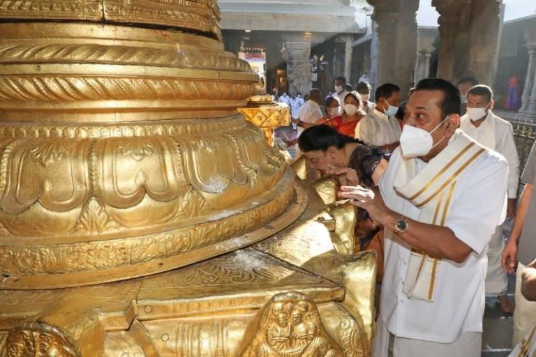 குடும்பத்துடன் கலாசார உடையில் ஏழுமலையானை தரிசித்த பிரதமர்