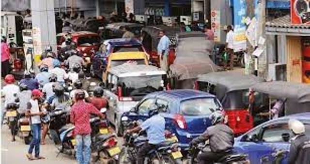 குறிப்பிட்ட சில தரப்பினருக்கு மாத்திரம் எரிபொருள் விநியோகிக்கும் நாட்டில் வரும்