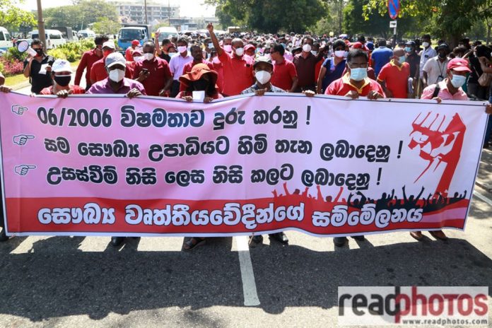 வேலைநிறுத்தத்திற்கு மத்தியில் சுகாதார ஊழியர்கள் வீதிகளில் இறங்கினர்