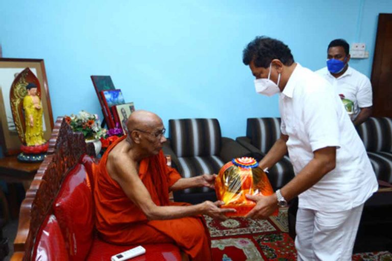 ஜனாதிபதியின் புதிய செயலாளர் மல்வத்து, அஸ்கிரிய பீடங்களில் ஆசீர்வாதம்