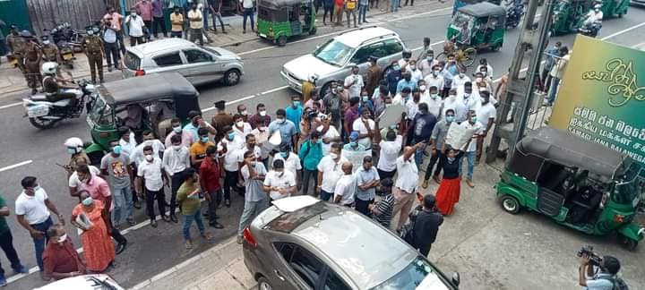 SJB தலைமை அலுவலகத்தை சுற்றிவளைத்த SLPP ஆதரவாளர்கள்,கோட்டையில் பதற்றம்