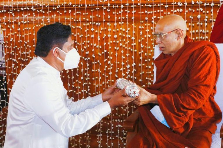 எதிர்கட்சித் தலைவருக்கு விசேட கௌரவ நாமம்