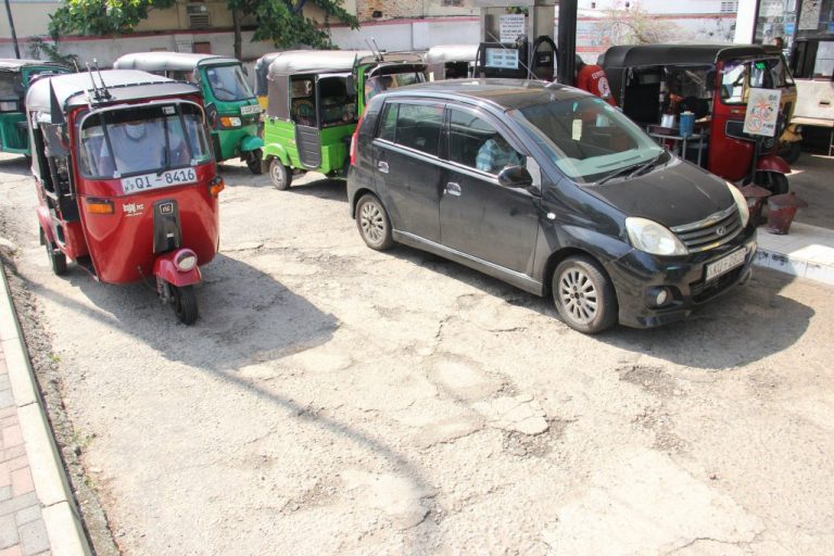 வெலிசர தொடக்கம் ராகம வரை மிக நீண்ட எரிபொருள் வரிசை – காணொளி இணைப்பு