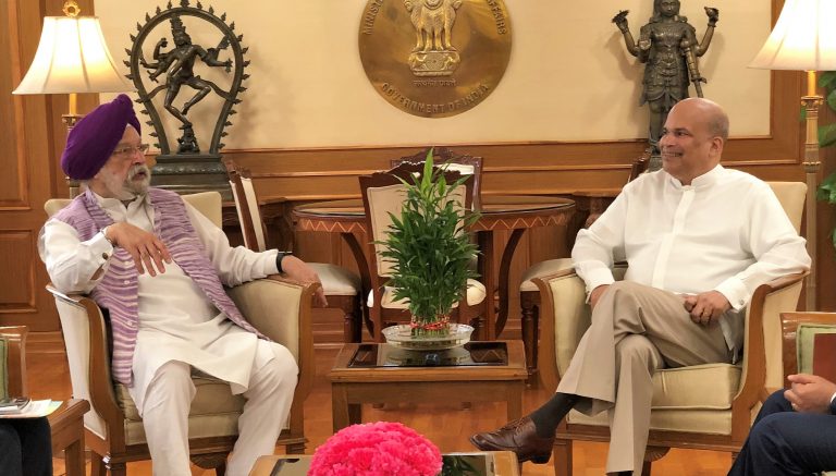 இந்திய பெற்றோலிய வளத்துறை அமைச்சருடன் மிலிந்த மொரகொட பேச்சு