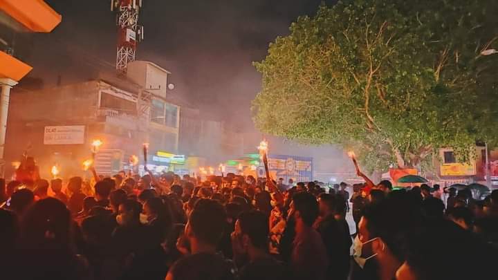 கொழும்பு விஜயராம பகுதியில் பந்தம் ஏந்தியக் குழு ஆர்ப்பாட்டம்