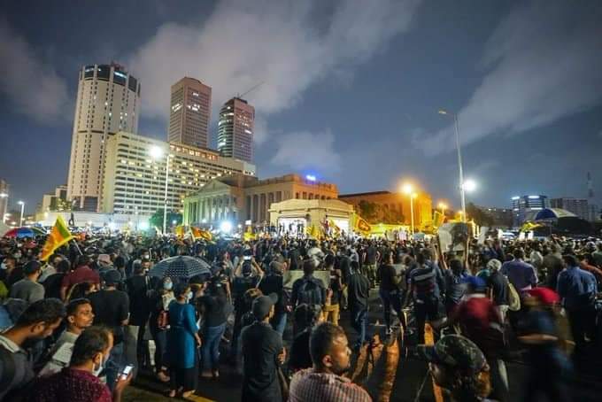 இணைய வசதி முடக்கம், இரவிலும் சூடுபிடிக்கும் காலி முகத்திடல்