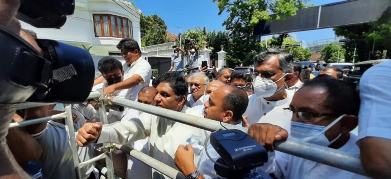 அச்சம் இன்றி வீதிக்கு இறங்கிய எதிர்க்கட்சி பாராளுமன்ற உறுப்பினர்கள்