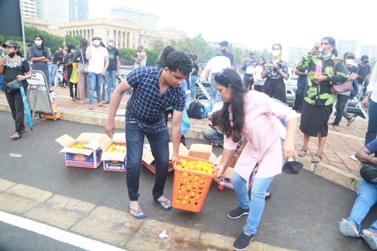 ஆதரவு பெருகி உள்ள காலி முகத்திடல் தன்னெழுச்சி போராட்டம் – படங்கள் இணைப்பு