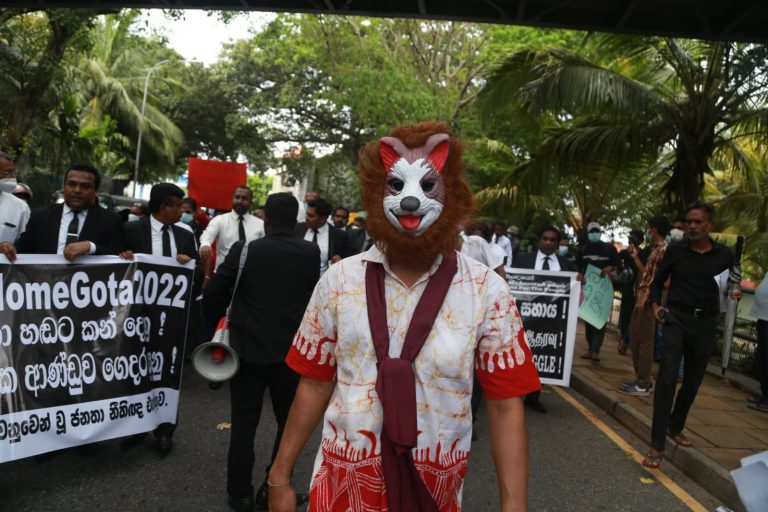 தொடர்கிறது ஜனாதிபதி எதிர்ப்பு ஆர்ப்பாட்டம் – படங்கள் இணைப்பு