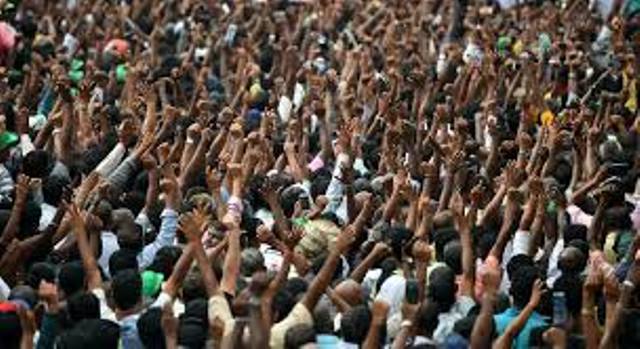 அனேகமான அரசாங்க எம்பி.க்களின் வீடுகள் இன்று ஆர்பாட்டக்காரர்களால் முற்றுகை !