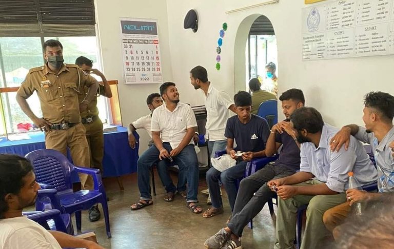 நாடாளுமன்ற வளாகத்தில் அமைதியாக ஆர்ப்பாட்டம் செய்தவர்களை பொலிஸார் பலாத்காரமாக இழுத்துச் சென்றனர்!