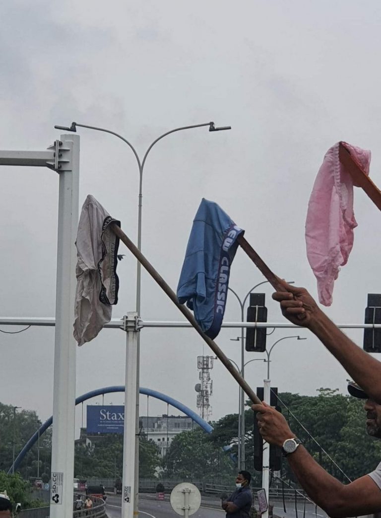 அரசாங்கத்திற்கு எதிராக உள்ளாடை போராட்டம்! விரைவில் நிர்வாண போராட்டமாக மாற வாய்ப்பு!!