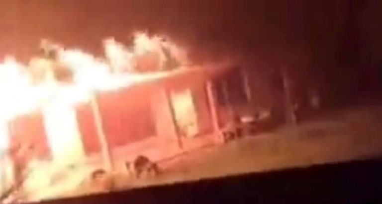 ராஜபக்ஷக்களின் பூர்வீக வீடு எரிப்பு!