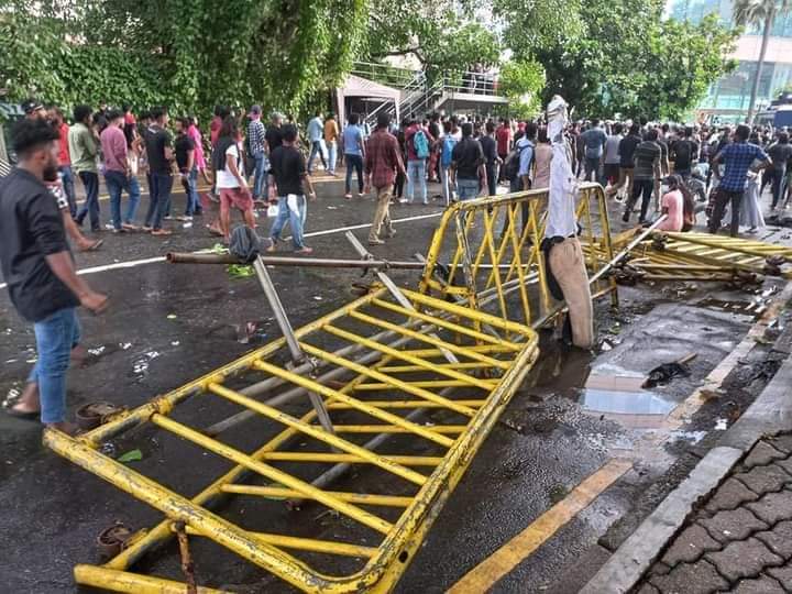பல்கலைக்கழக மாணவர்கள் மீது நீரடித் தாக்குதல் – படங்கள் இணைப்பு