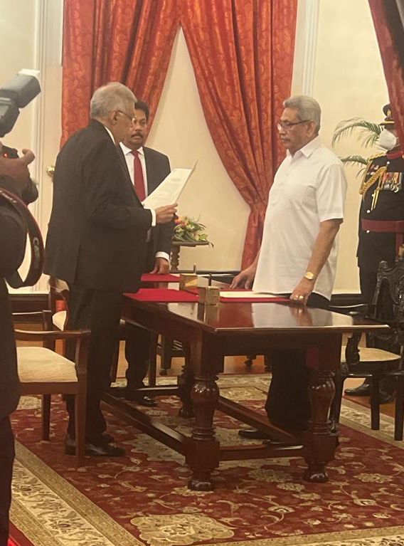 சற்று முன்னர் புதிய பிரதமராக பதவியேற்றார் ரணில்!