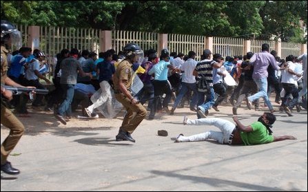 பேராதனை மாணவர்கள் மீது தாக்குதல்