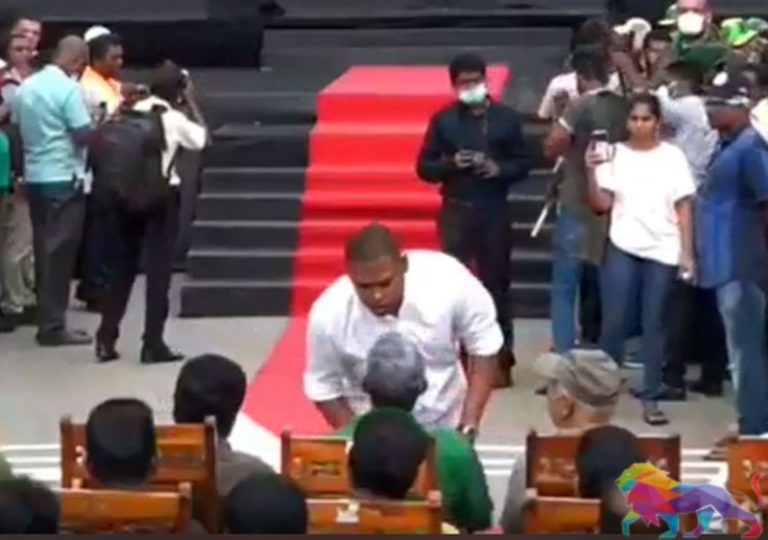 பொன்சேகா – ஹரின் இடையே மோதல்!