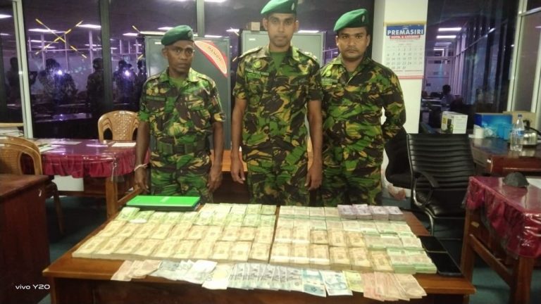 பல கோடி பெறுமதி வெளிநாட்டு நாணயங்களுடன் நால்வர் கைது
