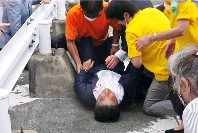 முன்னாள் ஜப்பான் பிரதமர் சுட்டுக் கொலை