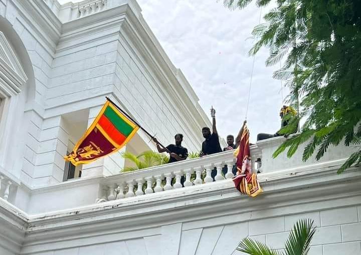 போராட்டக்காரர்கள் ஜனாதிபதி மாளிகை அதிகாரத்தைக் கைப்பற்றினர்!