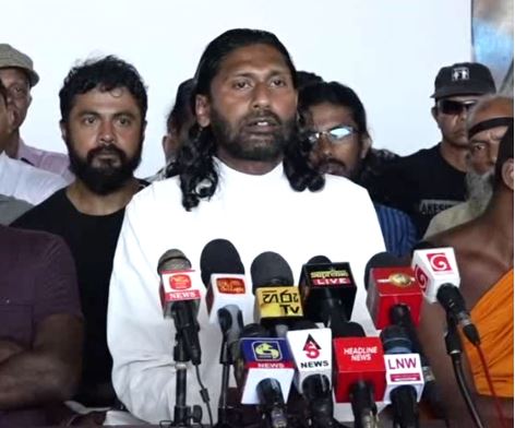அரச கட்டிடங்களை விட்டு வெளியேற போராட்டக்காரர்கள் தீர்மானம்