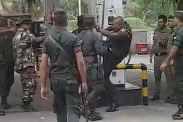 அப்பாவி இளைஞனை சப்பாத்துக் கால்களால் எட்டி உதைத்த இராணுவ அதிகாரி!