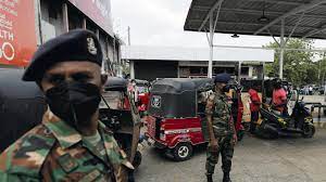 எரிபொருள் நிரப்பு நிலையங்களிலிருந்து இராணுவத்தினர் வெளியேற்றம்