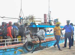 நாட்டில் இருந்து கடல் வழியே தப்பிச் செல்ல முயன்ற 75 பேர் கைது