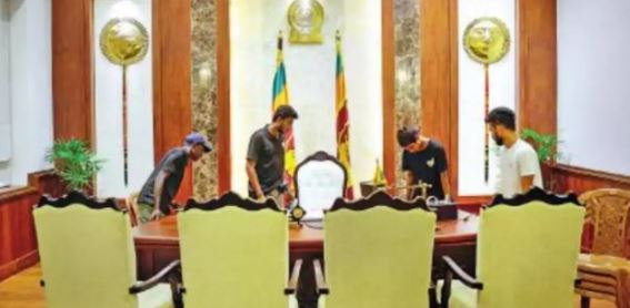 ஜனாதிபதியின் கதிரையில் அமர்ந்து புகைப்படம் எடுத்தவர்கள் யார்?