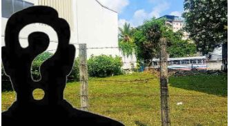 ஒரு அமைச்சர் தன் நண்பர்களுக்கு சட்டவிரோதமாக காணிகளை பங்கிடுகிறார்