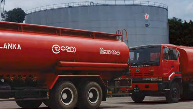 அரசு அதிகாரிகளும் எரிபொருள் கடத்தலில் ஈடுபட்டனர் – டேங்கர் சங்கம் குற்றச்சாட்டு!