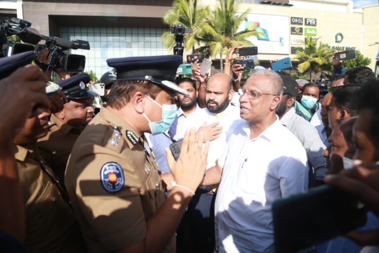 பயங்கரவாத தடை சட்டத்தை நீக்க கோரி கொழும்பில் கையெழுத்து வேட்டை (படங்கள் இணைப்பு)