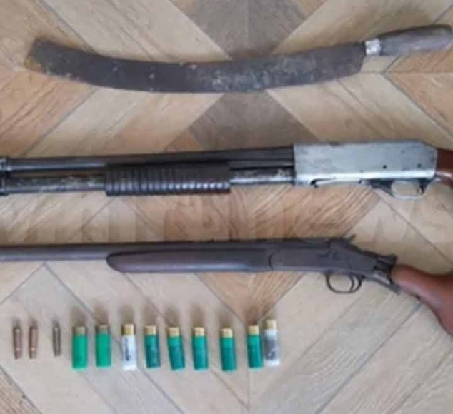 மொட்டு கட்சி முக்கியஸ்தர் வீட்டில் இருந்து துப்பாக்கி, ஆயுதங்கள் மீட்பு