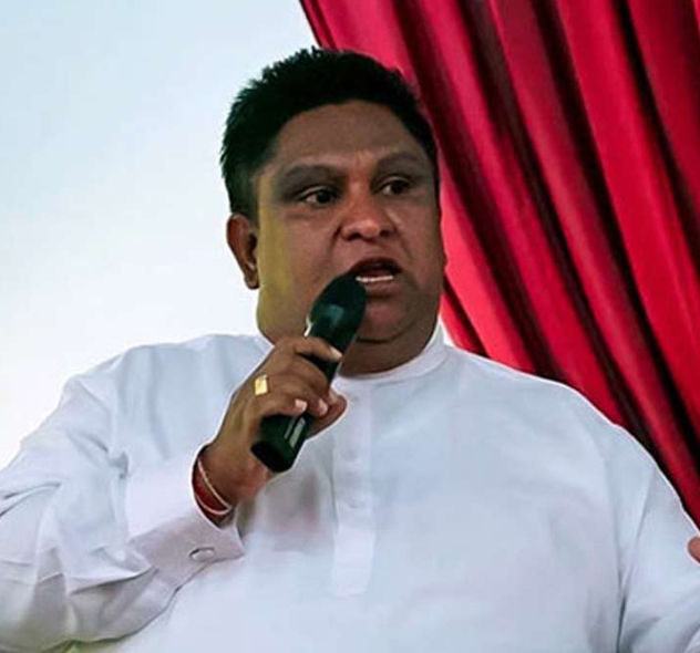 ஹெல்மட்டால் அடிவாங்கிய அமைச்சர் இவர்தான்