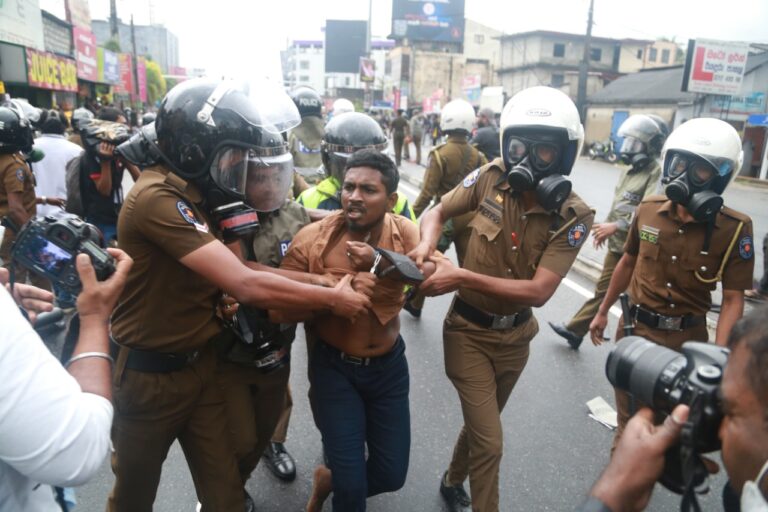 கொழும்புக்கு வர முயன்ற மாணவர் பேரணி களனியில் கலைப்பு, 7 பேர் கைது – படங்கள் இணைப்பு