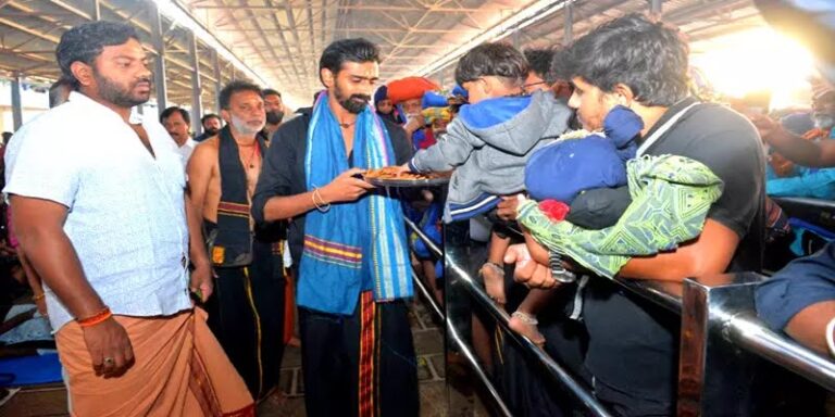 சபரிமலையில் ஐயப்பன் பக்தர்களுக்கு பிஸ்கட் வழங்கிய ஜீவன் சாமி