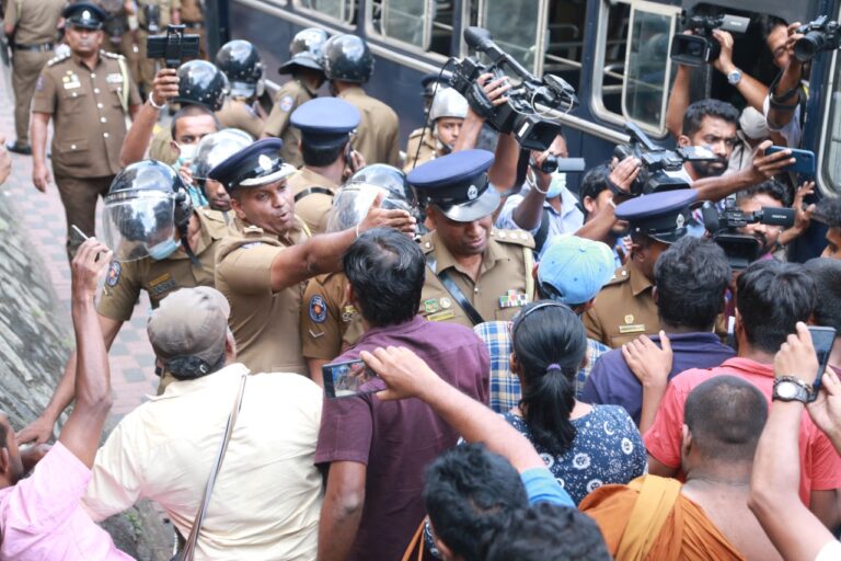 பொலிஸார் மற்றும் ஆர்பாட்டத்தில் ஈடுபட்ட மாணவர்களுக்கு இடையே முறுகல்