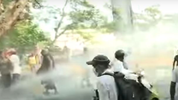 பல்கலை மாணவர்களின் போராட்டத்தின் மீது கண்ணீர் புகை பிரயோகம்!