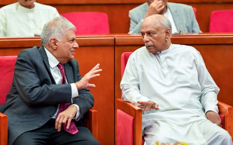 10 பேர் அடங்கிய தூதுக்குழுவுடன் சீனா சென்றார் பிரதமர்