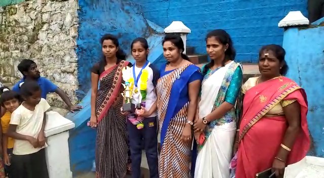 நாவலபிட்டி நகரிலிருந்து பொகவந்தலாவ நகர்வரை நடை பயணம் மேற்கொண்ட பாடசாலை மாணவி!