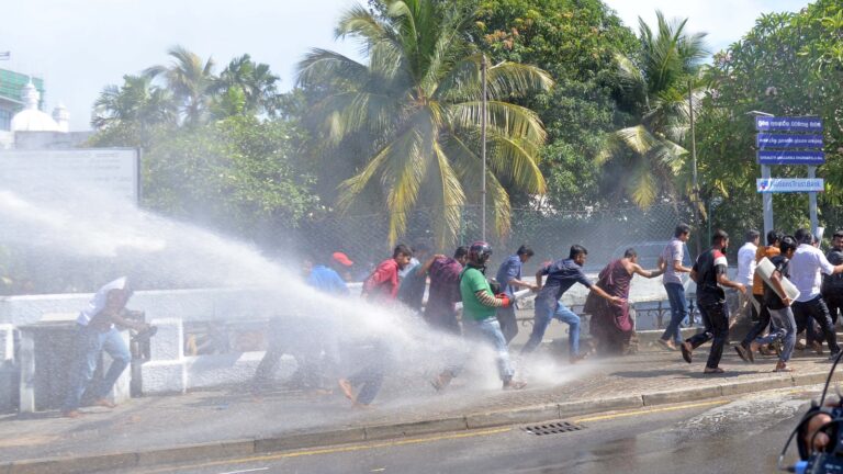 பல்கலைகழக மாணவர்களை ஓட ஓட விரட்டி அடித்த பொலிஸார் – ஆதாரம் இணைப்பு