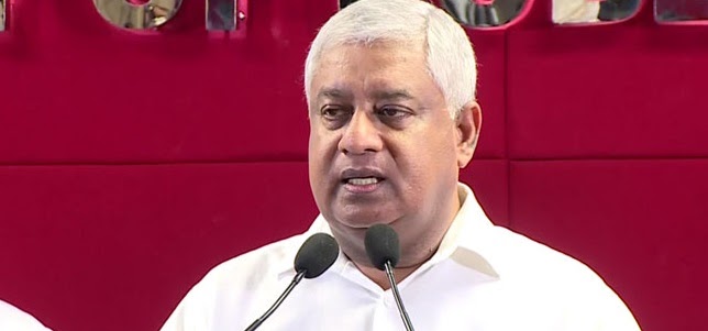 பாஸ்போர்ட் வரிசை – பின்னணியில் மாஃபியா