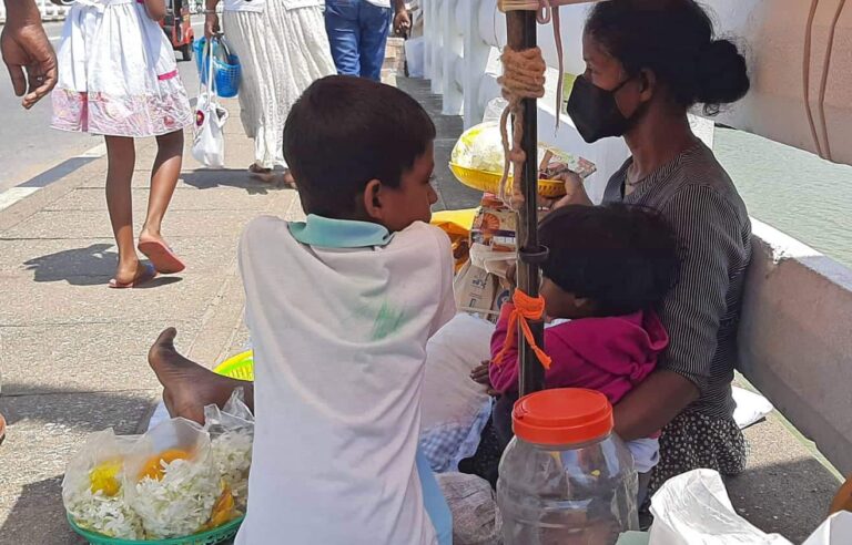 ‘அண்ணா….அக்கா…இந்தப் பூங்கொத்தையும் ஊதுபத்தியையும் வாங்குங்கள்!