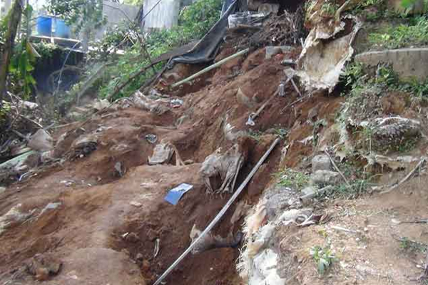 மண்மேடு சரிந்து இரு உயிர்கள் பலி