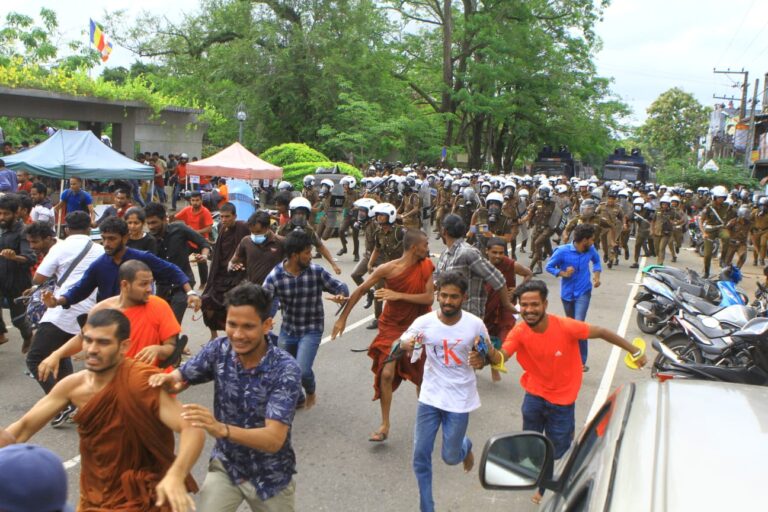 மாணவர்கள் – பொலிஸார் இடையே கொழும்பில் மோதல் –  படங்கள் இணைப்பு