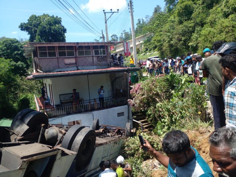 தலைகீழாக கவிழ்ந்த பஸ், 25 பேர் வைத்தியசாலையில்