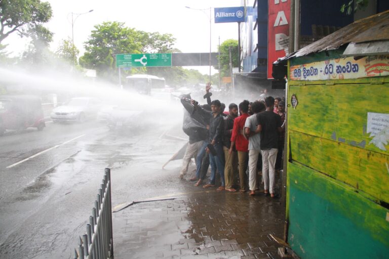 பல்கலைக்கழக மாணவர்கள் தண்ணீர் தாக்கி விரட்டியடிப்பு