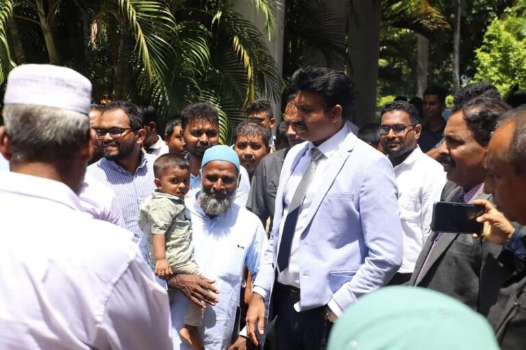 கிழக்கு மாகாண ஆளுநரை சுற்றிவளைத்து மகிழ்ச்சி கண்ட பெற்றோர்! காரணம் இதோ..