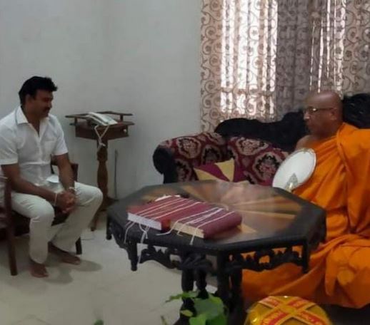 இழுப்பைக்குளம் புதிய விகாரை சர்ச்சை குறித்து உரிய தேரர்களை சந்தித்து விளக்கம் அளித்தார் கிழக்கு ஆளுநர்!